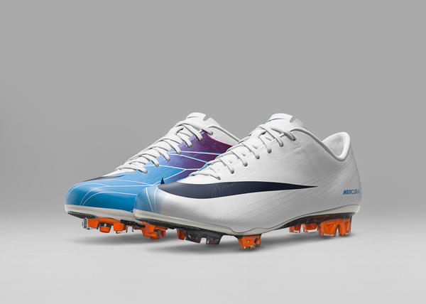 2011 NIKE MERCURIAL VAPOR SUPERFLY II Cristiano Ronaldo debuted the Mercurial Vapor Superfly II Windchill colorway featuring NIKE SENSE technology and innovative studs. The white upper with blue glow and red solar accents along the boot’s side provided an icy aesthetic. 