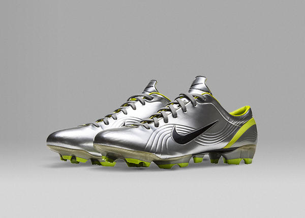 2002 NIKE MERCURIAL VAPOR I The Mercurial Vapor I, which Ronaldo debuted in silver chrome, black and volt during the summer of 2002, featured a number of firsts. It was the company’s first sub-200 gram boot, first boot with a stitch-less upper and first boot with an anatomical last. 