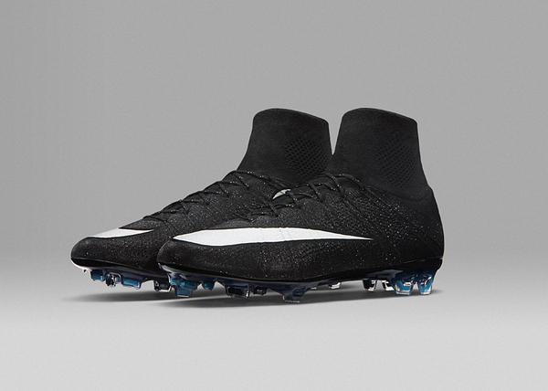 2014 NIKE MERCURIAL SUPERFLY CR7 Cristiano Ronaldo debuted the Mercurial Superfly CR7 in Madrid in 2014, followed by the “Out of this World” campaign, which starred both player and boot. The classic black silhouette made a statement thanks to its shimmering NIKESKIN technology, laces and blue carbon fiber plate — all of which appear on the “What the Mercurial.” 