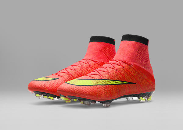2014 NIKE MERCURIAL SUPERFLY IV Inspired by insights from Cristiano Ronaldo, Nike unveiled the 2014 Mercurial Superfly IV in Madrid, introducing touch-enhancing Nike Flyknit on the upper for the first time. Additionally, the boot’s new mid-top Dynamic Fit collar provided a locked-in fit, improving connection between the player and the boot. A hyperpunch, volt and the metallic gold palette added aesthetic impact, as evidenced by Nike’s Winner Stays ad. 